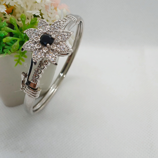 Slivar Luxury Flower Black zirconia handcuff